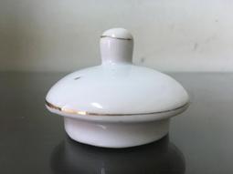 WH24979【四十八號老倉庫】全新 早期 台灣 金邊 素色 茶壺 壺蓋 7.4/6.4cm 1蓋價【懷舊收藏拍片道具】 歷史價格詳細信息