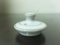 WH25061【四十八號老倉庫】全新 早期 台灣 金邊 素色 茶壺 壺蓋 5.8/4.4cm 1蓋價【懷舊收藏拍片道具】 歷史價格詳細信息
