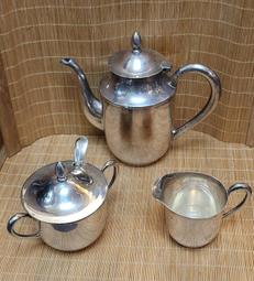 @@@六合堂@@@日本購回早期紅土~孟臣梨形罐，參考年代:1960-1970年。極稀有~日本早期訂製短牆，木印~亂字款， 歷史價格詳細信息