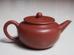 宜興朱泥壺，上自明末清初，下迄清末民初，老朱泥珍稀古壶珍貴朱泥壺存世慎少，有歷史價值蓋有嗑傷薄胎朱泥壺存世保存少，燒製陶土如鋼鐵一般硬骨，稀有保值詩句款 歷史價格詳細信息