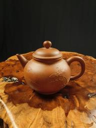 宜興朱泥壺，上自明末清初，下迄清末民初，老朱泥珍稀古壶珍貴朱泥壺存世慎少，有歷史價值蓋有嗑傷薄胎朱泥壺存世保存少，燒製陶土如鋼鐵一般硬骨，稀有保值詩句款 歷史價格詳細信息