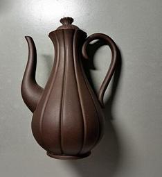 早期紫砂壺,蔣順英制,蓋內有印,把手有印,底部有印,多孔出水,淋熱水前後呈現,容量450cc 歷史價格詳細信息