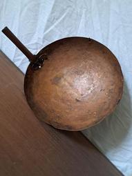 銅碟 中藥？ 加熱 冶煉？金工？ 古燒熔爐 . 上：深槽圓型銅碟  下：鐵殼穿孔爐座 . 上徑 11.5 深 2 下徑 歷史價格詳細信息