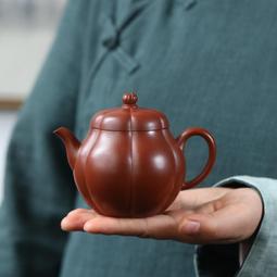 品名：筋紋腰線壺底款：顧景舟5尺寸：17/8cm..容量：2 紫砂 茶具 茶壺 【雅藏館】-2927 歷史價格詳細信息