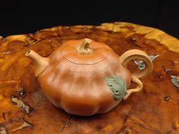 ∼壺風茶道~24025《宜興紫砂 中國宜興印 蓋款秀春 水平壺》180 cc ~宜興紫砂壺、茶壺、紫砂、普洱茶、茶具 歷史價格詳細信息