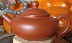 宜興朱泥壺，上自明末清初，下迄清末民初，老朱泥珍稀古壶珍貴朱泥壺存世慎少，有歷史價值蓋有嗑傷薄胎朱泥壺存世保存少，燒製陶土如鋼鐵一般硬骨，稀有保值詩句款 歷史價格詳細信息