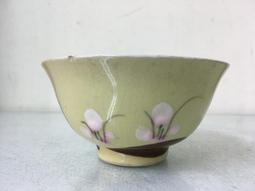WH27203【四十八號老倉庫】全新 早期 台灣 黃釉 手繪 胭脂紅 花 碗 飯碗 11.6cm 有瑕 1碗價 歷史價格詳細信息