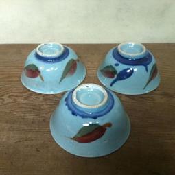 WH9917【四十八號老倉庫】全新 早期 台灣 藍釉 手繪 胭脂紅 梅花 碗 飯碗 11.8cm 有瑕 2碗價 歷史價格詳細信息