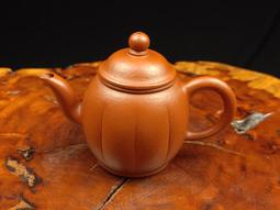 宜興朱泥壺，上自明末清初，下迄清末民初，老朱泥珍稀古壶珍貴朱泥壺存世慎少，有歷史價值蓋有嗑傷薄胎朱泥壺存世保存少，燒製陶土如鋼鐵一般硬骨，稀有保值詩句款 歷史價格詳細信息