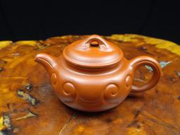 宜興朱泥壺，上自明末清初，下迄清末民初，老朱泥珍稀古壶珍貴朱泥壺存世慎少，有歷史價值蓋有嗑傷薄胎朱泥壺存世保存少，燒製陶土如鋼鐵一般硬骨，稀有保值詩句款 歷史價格詳細信息