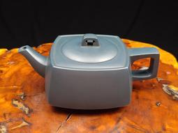 ～壺風茶道~24152《宜興紫砂 青段泥 刻字平蓋蓮子壺》約230cc 宜興紫砂壺、紫砂、普洱茶、茶壺 歷史價格詳細信息