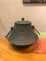 『 鼎登坊 』日本老鐵壺 金龍堂造 山間松景 三灣銅蓋 脫蠟法老鐵壺 ((日本鐵壺 鐵器 南部鐵器 歷史價格詳細信息