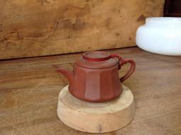 早期紫砂壺---提樑款式，柴窯燒製，泥料:段泥高溫窯變，9孔出水，空壺容量約370CC 歷史價格詳細信息