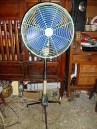早期電風扇(1)~~鋁+鐵+塑料製~~一段風速~~擺頭正常~~桌上型小電風扇~~懷舊.擺飾.道具 歷史價格詳細信息