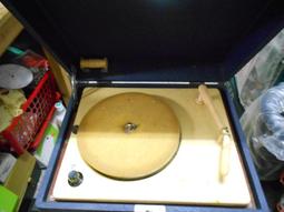 早期黑膠唱機(12)~國際牌~NATIONAL~手提式~有瑕疵~~懷舊.擺飾.道具 歷史價格詳細信息