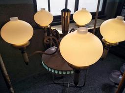 奶油燈 老洋樓收出  徑約24 厚約 10.3  .  背面底殼邊緣都有小傷. 但安裝起來看不到. 完全不影響使用 歷史價格詳細信息