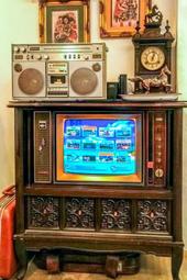 早期拉門式電視機--請自取 / 2手 歷史價格詳細信息