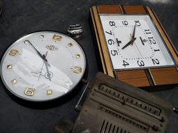 老電鐘 凸凸玻璃 日本機心 準確 。 外殼側面有裂痕但完全不影響使用 歷史價格詳細信息