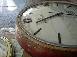 老電鐘 凸凸玻璃 日本機心 準確 。 外殼側面有裂痕但完全不影響使用 歷史價格詳細信息