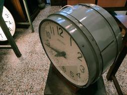 老電鐘 凸凸玻璃 日本機心 準確 。 外殼側面有裂痕但完全不影響使用 歷史價格詳細信息