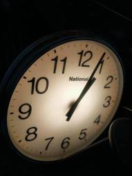 老電鐘 凸凸玻璃 日本機心 準確 。 外殼側面有裂痕但完全不影響使用 歷史價格詳細信息