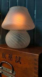 TP 手工 吹製 一體成形 玻璃 香菇燈 . 亮面牛奶玻璃老燈 桌燈 檯燈 夜燈 多用途 . 極少 同款 系列 同時出現 歷史價格詳細信息