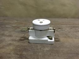 WH24080【四十八號老倉庫】全新 早期 台灣 陶瓷 + 電木 E27 燈座 1個價【懷舊收藏拍片道具】 歷史價格詳細信息