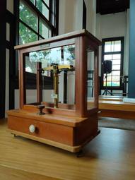 超美 銅桿 三頭 吊燈 傘狀 銀行燈老玻璃 . 難得 大型 極美 全完整件 . 極美 e27普通規格燈頭 僅一件 . 含 歷史價格詳細信息