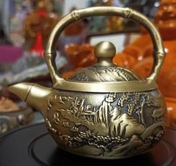 頂級黃銅收藏品 大茶壺 大銅壺 招財進寶 金玉滿堂 壺蓋五錢幣雕刻 黃銅壺 黃銅茶壺 仿古落款 乾隆年製 歷史價格詳細信息