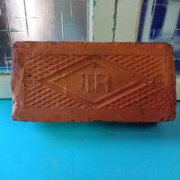 庄腳柑仔店~早期雲紋鬼瓦黑瓦~尺寸:44*23*12公分 歷史價格詳細信息