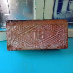 庄腳柑仔店~早期雲紋鬼瓦黑瓦~尺寸:44*23*12公分 歷史價格詳細信息