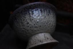 早期關東窯瓷杯 /台灣早期陶瓷杯/早期青花手繪竹葉杯/早期老瓷器/阿公阿嬤的老碗盤/阿嬤硘仔/古早碗盤/早期青花杯 歷史價格詳細信息