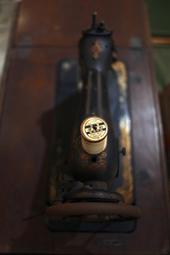 縫紉機 芳華505A縫紉機家用迷你DIY小型吃厚多功能電動全自動鎖邊機裁縫衣車 歷史價格詳細信息