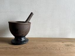 老式搗碎器 調料研磨器 家用搗蒜器 蒜泥器 研磨缽 研磨棒 磨藥 搗蒜 搗碎壓泥 搗藥 鑄鐵蒜臼帶標款 歷史價格詳細信息