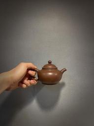 此壺為宜興紫砂壺正品 早期熊貓壺  工藝師劉雲秋 手工製 紫泥 300CC  7孔出水順暢，土胎美顆粒隱現古味，製作精細 歷史價格詳細信息