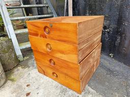 庄腳柑仔店~早期4格玻璃窗檜木窗一對~尺寸:84.5*107*3公分,,鄉村雜貨,,懷舊餐廳,,婚禮佈置,, 歷史價格詳細信息