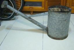 澆水器.澆花器.澆花桶.澆菜桶~早期~馬口鐵~無花灑~壺嘴有斷掉,須修理~一對合售~懷舊.擺飾.道具 歷史價格詳細信息