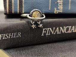 浪漫星球????????英國帶回英國Harrods天然斯里蘭卡貓眼鈦晶金髮晶紅寶石925純銀花朵戒指指圈 歷史價格詳細信息