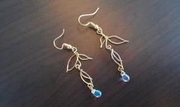 潼綾設記飾~ 玫瑰如名 { 清月 }天然強藍月光石蛋面戒面小米珍珠美制銅線 手做 包鑲 金屬線項鍊 歷史價格詳細信息