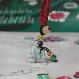 【齊花花】緬甸玉冰糯種飄花白菜吊墜‧百財聚來‧四季長青‧靈氣十足‧玉白菜與「遇百財」諧音‧意外之財來得容易~（M08） 歷史價格詳細信息