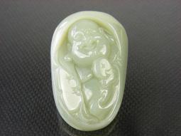 《紀老師的收藏 》頂級溫潤凝膩透亮→100%天然A貨新疆和闐玉項鍊 {自在觀音}→16B33P8650  ※聚氣招財、心想事成、收藏增值! 歷史價格詳細信息