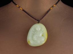 潤澤光亮迷人→天然新疆戈壁三彩玉項鍊{金玉滿堂/富貴有餘}Wi-25 純手工立體雕刻精品+送珠鍊繩《紀老師玉石設計坊》※正能量→聚氣招財•激發勇氣•身心靈和諧! 歷史價格詳細信息