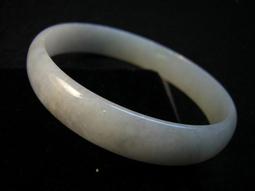 【采鑫坊】A貨緬甸玉手鐲 緬甸玉鐲)腰子環蜜糖品~直徑53mm《低起標.無底價》~附禮盒 歷史價格詳細信息