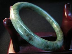 【采鑫坊】A貨緬甸玉手鐲 緬甸玉鐲)腰子環蜜糖品~直徑53mm《低起標.無底價》~附禮盒 歷史價格詳細信息