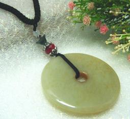 天然 和闐 青白玉帶沁【雕刻平安玉璧 】溫潤樸美 項鍊 直徑4.7ㄨ厚0.6cm(29.3g)(粗繩可調長短)=B1-322 歷史價格詳細信息
