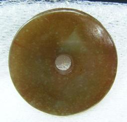 天然 和闐 青白玉帶沁【雕刻平安玉璧 】溫潤樸美 項鍊 直徑4.7ㄨ厚0.6cm(29.3g)(粗繩可調長短)=B1-322 歷史價格詳細信息