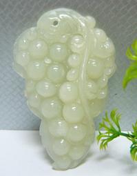 新疆和闐玉超薄隨行原石05，重量36.24G，質地細膩、沁色帶金皮、獨仔料，油潤包漿光澤自然、皮殼渾厚。 歷史價格詳細信息