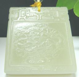 和闐玉【子岡牌】~ 溫潤絕美 雙面巧雕 雕工細緻【松鶴 長青】6.5ㄨ3.4ㄨ0.88cm(51.3g)子岡牌長15cm=A2-926 歷史價格詳細信息