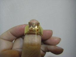 玫瑰藤水晶戒指(粉) 以線條勾勒出玫瑰藤蔓曲線之美，金屬鑲上眾多水鑽＃223粉紅玫瑰與 #001白鑽 歷史價格詳細信息