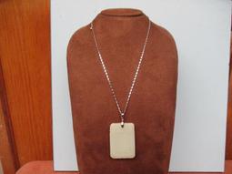 和闐玉【子岡牌】~ 溫潤絕美 雙面巧雕 雕工細緻【松鶴 長青】6.5ㄨ3.4ㄨ0.88cm(51.3g)子岡牌長15cm=A2-926 歷史價格詳細信息